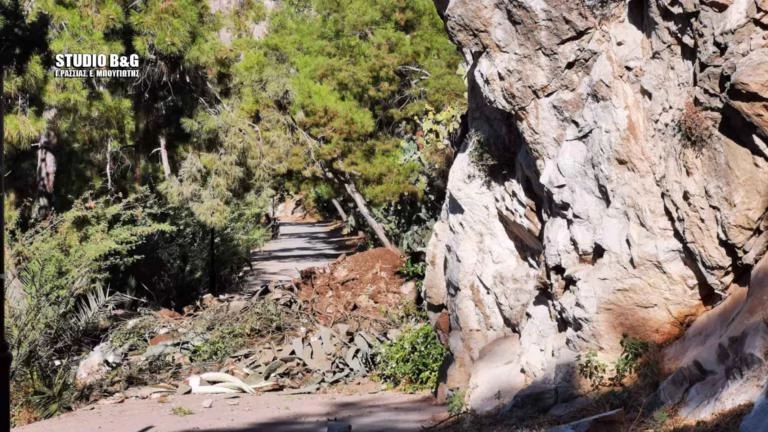 Ναύπλιο: Μεγάλη κατολίσθηση στο γύρο της Αρβανιτιάς (εικόνες)